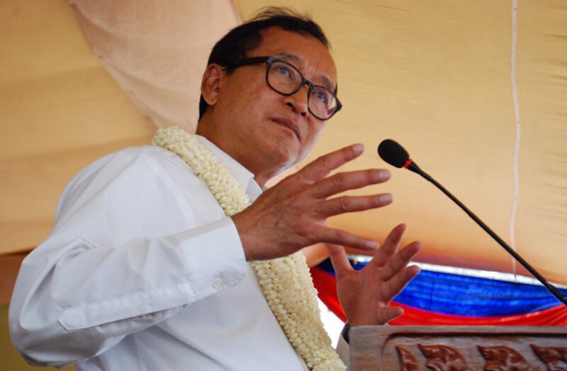 ប្រធាន​គណបក្ស​សង្គ្រោះ​ជាតិ លោក សម រង្ស៊ី ថ្លែង​ទៅ​កាន់​អ្នក​គាំទ្រ​នៅ​ក្នុង​សន្និបាត​ក្រុមប្រឹក្សា​ជាតិ​លើក​ទី​១​របស់​គណបក្ស​នេះ នា​រាជធានី​ភ្នំពេញ នៅ​ថ្ងៃ​ទី​២៧ កក្កដា ២០១៤។