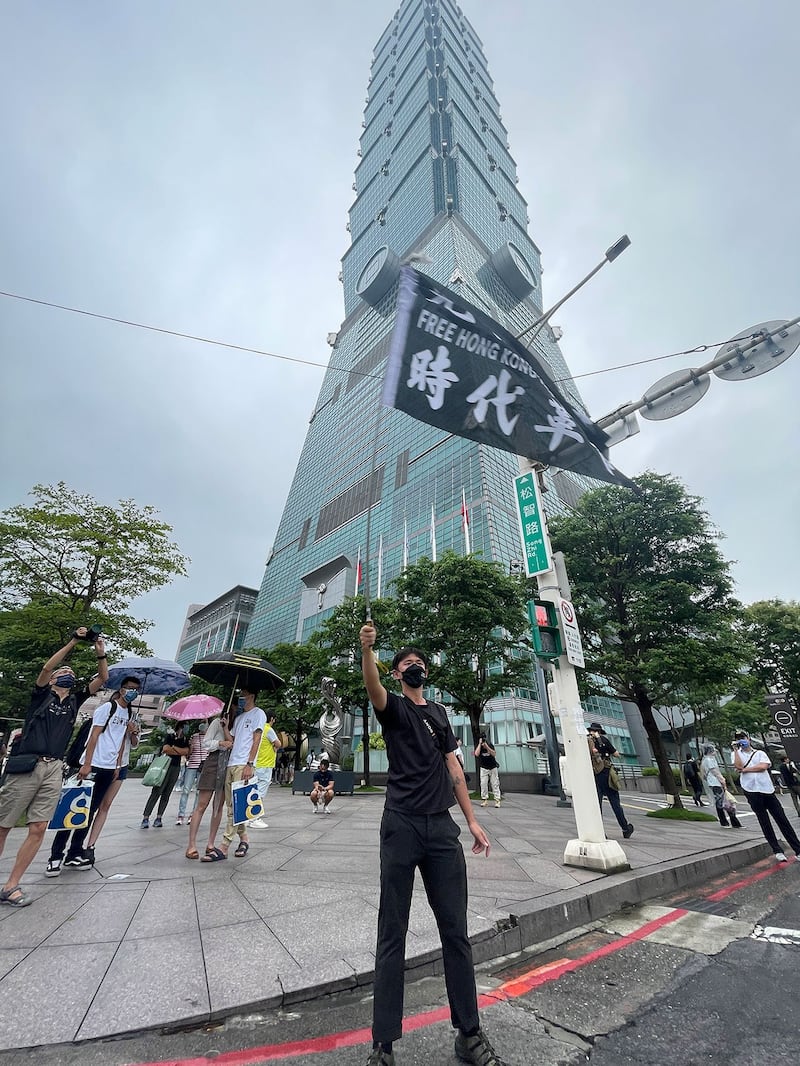 参与游行的人士展示香港已被禁止的口号纪念2019年反送中示威。(陈子非摄)