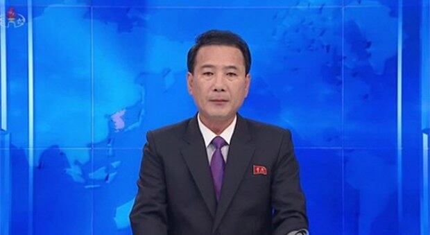조선중앙TV 아나운서가 북한 외무성 대변인의 담화 내용을 전하는 모습. 