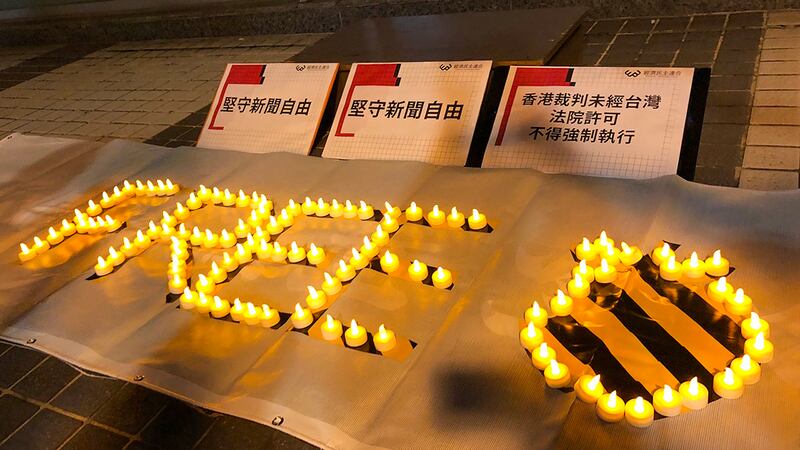 2021年12月14日，晚會點起蠟燭聲援台蘋。（鍾廣政 攝）