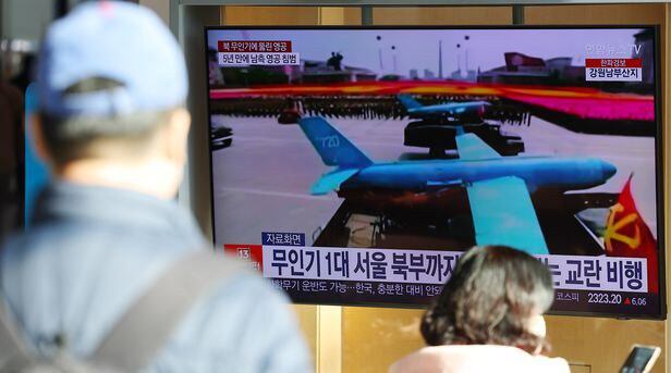 27일 오후 서울역 대합실에 설치된 TV에 북한 무인기 영공 침범 관련 뉴스가 보도되고 있다.