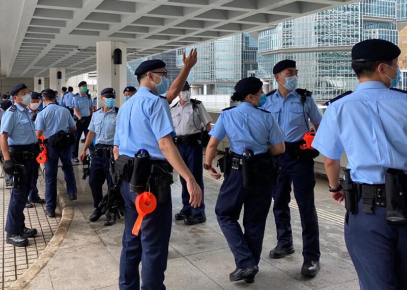 2020年9月17日，高法院外有多名軍裝警員戒備。（劉少風 攝）