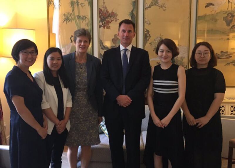 2018年英國外交大臣享特（Jeremy Hunt）訪問中國時與709妻子王峭嶺（右一）、李文足（右二）、余文生的妻子許豔（左二）、「709大抓捕」第一人王宇律師（左一）會面。周三（9日）遭當局限制出行。（李文足提供 / 拍攝日期不詳）
