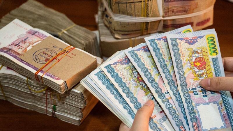 မြန်မာငွေစက္ကူများ ရေတွက်နေသည့် မြင်ကွင်းအား ၂ဝ၂၄ ခုနှစ် မေလအတွင်းက တွေ့ရစဉ်။ (Photo: AFP)