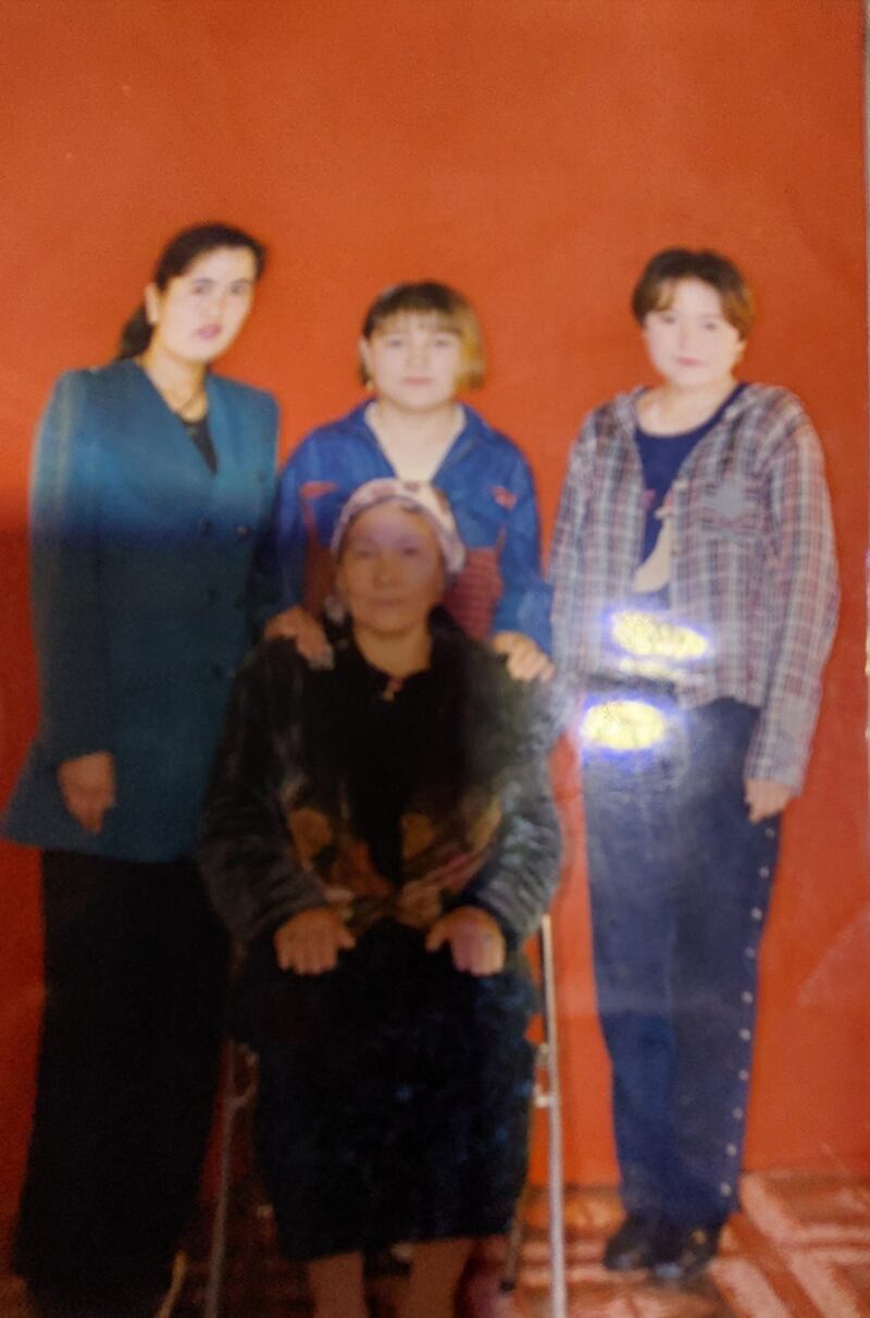 غۇلجا دۆڭمازاردا ياشايدىغان ئانارخان قاناتبېك (ئورۇندۇقتا ئولتۇرغان ئايال) ئائىلىسىدىكىلەر بىلەن بىللە
