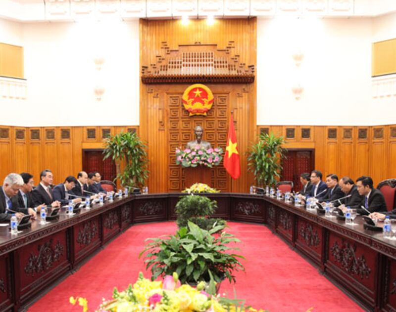 時任中國外交部長的王毅（左三）率團訪問越南並與越方人員會談時，會議室內也只懸掛了越南國旗。（中國外交部官網）