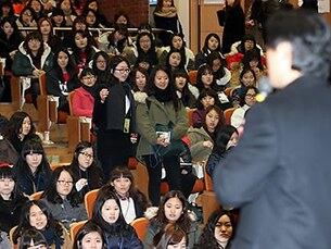 서울여자대학교 신입생들이 오리엔테이션인 '슈가(SWU家)로의 초대'에 참석하고 있다. 