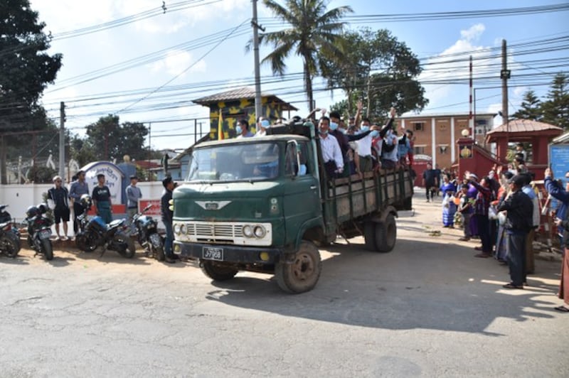 ၂၀၂၃ ခုနှစ် ဇန်နဝါရီလ ၄ ရက်နေ့က လားရှိုးအကျဉ်းထောင်မှ ပြန်လဘ်လွတ်မြောက်လာသူများအားတွေ့ရစဉ်။ Photo : RFA