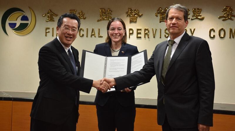 金管会主委顾立雄(图左)以黑马之姿接掌国安会。(截图自金管会官网)