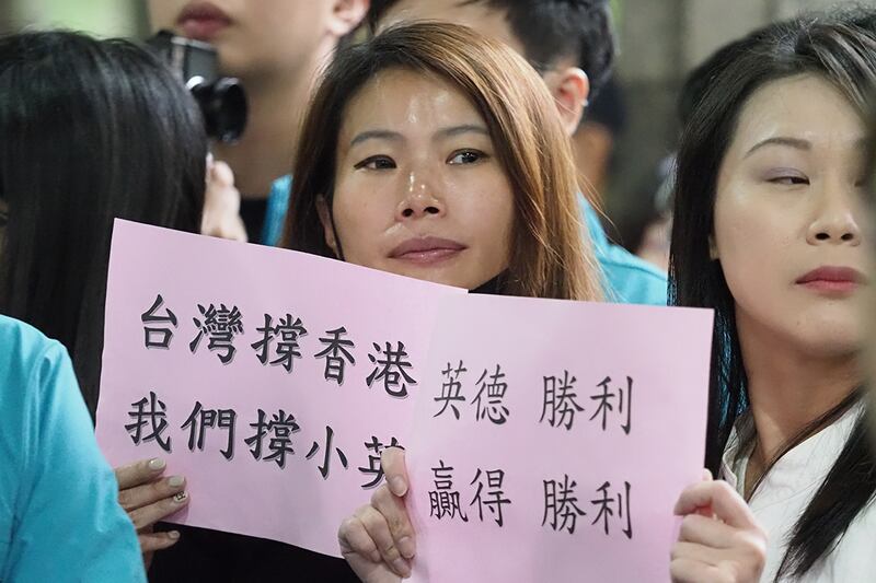 2019年11月19日,不少蔡英文支持者手持撐香港標語。(鍾廣政 攝)