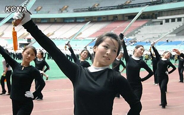 북한의 집단체조 `아리랑' 공연 연습에 몰두하고 있는 학생,노동자들.