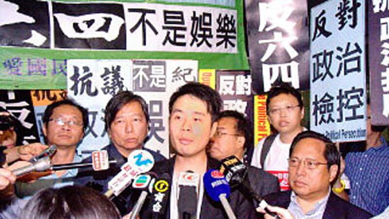 在澳洲修畢城規後便會重返香港繼續關注社會議題的學聯前秘書長李耀基(中間被傳媒追問者),衷心忠告青年人慎思違法可能引起的後果。不過,他個人卻沒因當年展示民主女神像被定罪留案底而感到後悔。(網民提供)