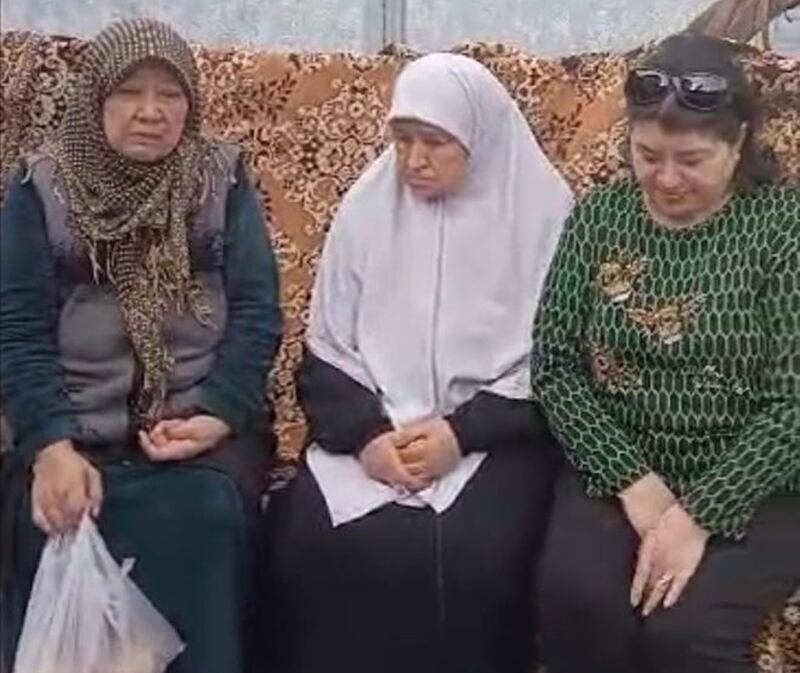 جالالئاباد شەھىرىدىكى ئاياللار كومىتېتىنىڭ ئەزاسى خۇرشىدە ھاجىم خانىم قۇربانلىق گۆش تارقىتىۋاتقان كۆرۈنۈش. 2024-يىلى ئاپرېل، جالالئاباد