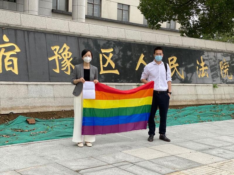 2020年7月28日，平權案幾經波折下在江蘇宿遷市開審，葛昂（右）和另一律師代表「西西」出庭。（「西西」獨家提供）