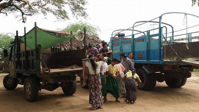 မန္တလေးတိုင်း၊ မြင်းခြံမြို့နယ်၊ တူရွင်းဘို့ရွာရှိ ဒေသခံများအား ၂၀၁၆ ခုနှစ်၊ ဇူလိုင်လ ၂၂ ရက်နေ့က တွေ့ရစဥ်။ (Citizen Photo)