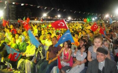 tamashibinlar-sherqiy-turkistan-shiirni-alqishlidi-385.jpg
