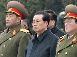지난 2월 북한 평양 만수대창작사 광장에서 열린 김정일 동상 제막식에 장성택 국방위원회 부위원장(가운데)이 참석하고 있다.