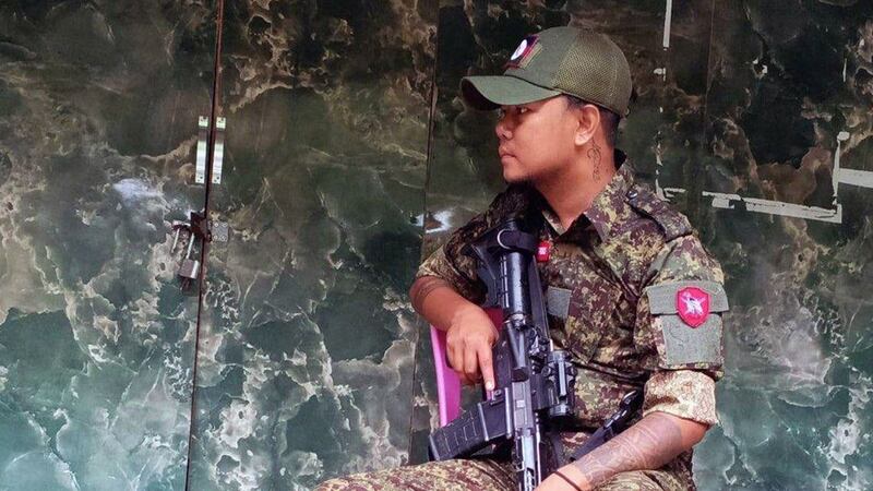 စစ်ကိုင်းတိုင်း၊ ကလေးမြို့နယ်မှာ စစ်ကောင်စီတပ်နဲ့ ချင်းအမျိုးသားကာကွယ်ရေးတပ် (CNDF) ဒုတိယစစ်ဦးစီးချုပ် ယောရှု (ခ) ဆလိုင်းဒေဗစ်နယူးအား တွေ့ရစဉ်။ (Photo: CNDF)