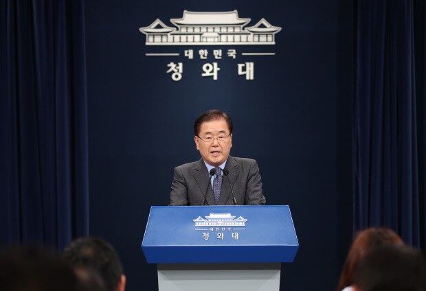 문재인 대통령의 대북 특별사절단을 이끌고 평양을 방문한 정의용 청와대 국가안보실장이 6일 오전 청와대 춘추관에서 방북 결과를 설명하고 있다. 
