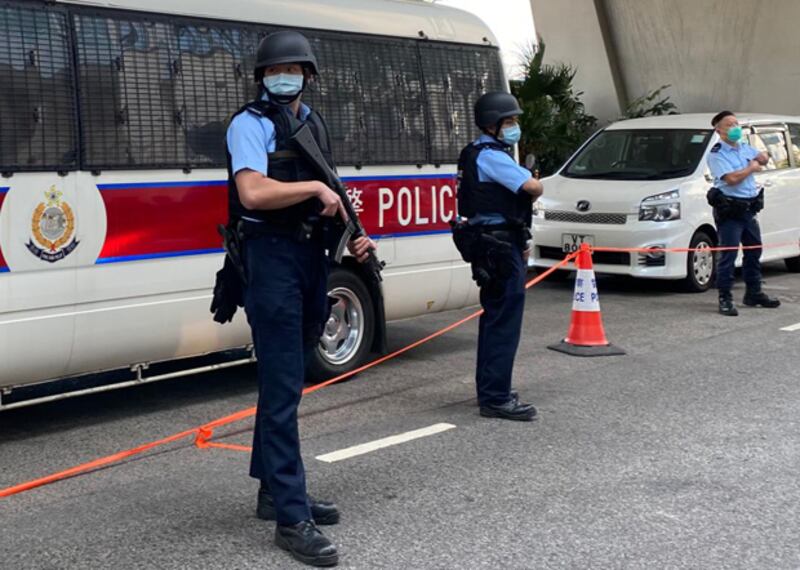 2021年4月7日，12港人案中被告李宇軒回港後首度出庭應訊，當時西九龍法院外守衛森嚴，警員持槍戒備。（資料圖片 / 董舒悅 攝）