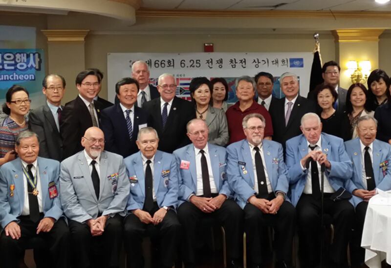 버지니아 비엔나 소재 우래옥 연회실에서 열린 6.25 전쟁 상기 대회에서 한미 참전용사들과 가족들이 함께 하고 있다.
