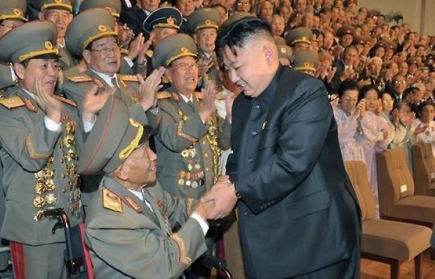 빨치산 출신인 리을설 북한 인민군 원수가 지난 2012년 정전협정 체결일인 전승절(7.27) 기념행사에서 김정은 위원장과 악수하는 모습.