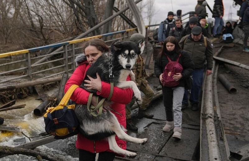 烏克蘭難民逃亡的情況。（烏克蘭外交部推特圖片）