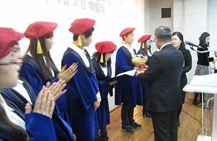 탈북청소년 대안학교인 여명학교 졸업식. 