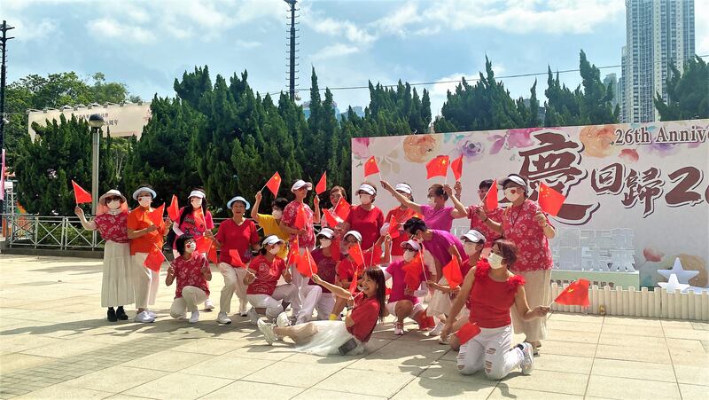 多個親中團體帶隊赴維園舉行的「慶回歸」活動撐場。 （李若如攝）