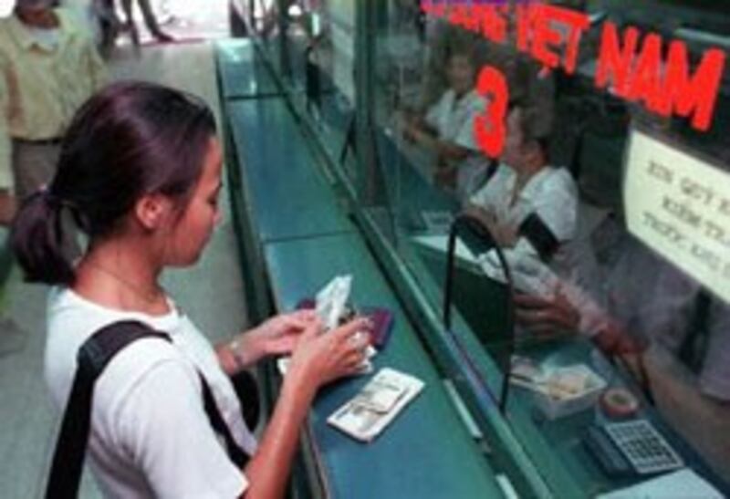 Nếu lạm phát tăng, người dân sẽ e ngại đem tiền gởi ngân hàng. AFP PHOTO.