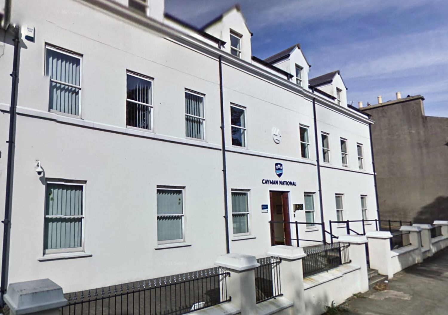 ធនាគារ Cayman National Bank នៅ​កោះ Isle of Man បាន​បដិសេធ​ពាក្យ​ស្នើសុំ​បើក​កុង​ធនាគារ​មួយ​របស់​ក្រុមហ៊ុន Amiga Entertainment ក្រោយ​សម្ព័ន្ធ​ក្រុមហ៊ុន ព្រីនស៍ គ្រូប មិន​បាន​ប្រកាស​ប្រភព​លុយ​របស់​ខ្លួន។ (រូប៖ Google Street View)