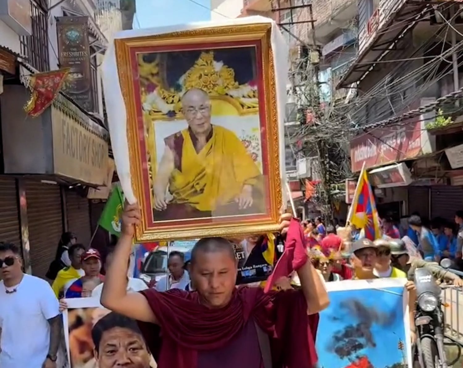 ཀ་ལོན་སྦུག་ཏུ་རྒྱ་ནག་གཞུང་ལ་ངོ་རྒོལ་རྔམ་སྟོན་གནང་པ།