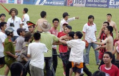 Vietnam-Soccer-Hooligan-305.jpg