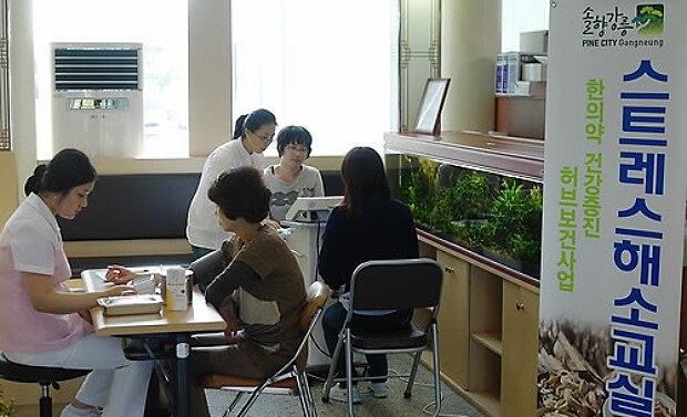 시민들이 스트레스와 우울증을 예방하기 위해 스트레스 진단검사를 하고 있다.