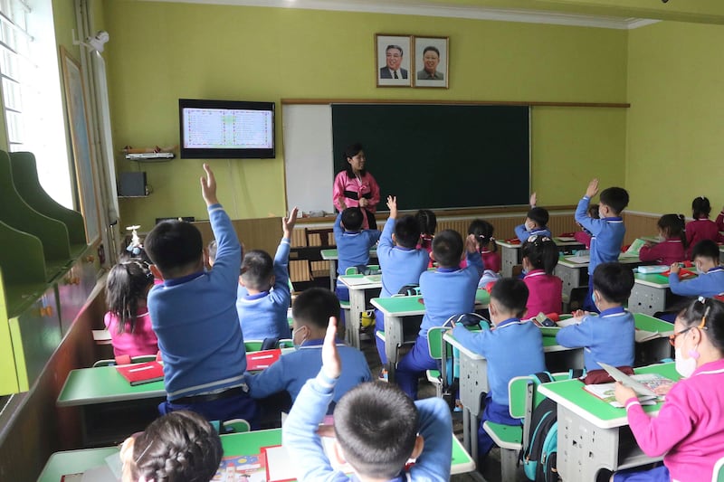 2023년 4월, 평양 모란봉구역의 민흥초등학교에서 신입생들이 첫 수업을 받고 있다.