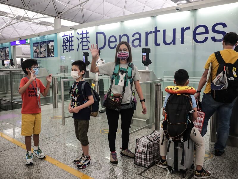 赴英港人不少是一家大細離開。（張展豪 攝）