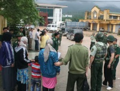 Phía VN trao trả những người Duy Ngô Nhĩ về lại TQ hôm 18/4/2014. Courtesy of vietnamnet.vn