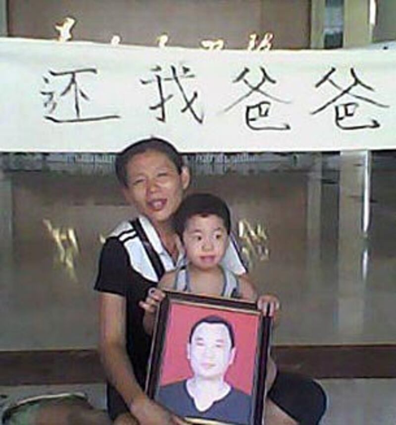 死者家屬哭訴要求當局還死者一個公道。 (相片由網民提供)
