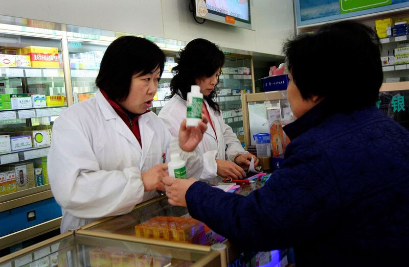 顾客在上海一家药店买药。(AP)