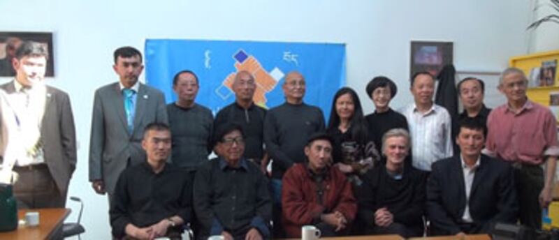 گوللاندىيىنىڭ ھارلىم شەھىرىدە «ئۇيغۇر، موڭغۇل، تىبەت ۋە خىتاي كېڭىشى» تەشكىلاتى تەرىپىدىن ئۇيۇشتۇرۇلغان ھەمكارلىق يىغىنىغا قاتناشقۇچىلار. 2012-يىلى 2-ئىيۇن.