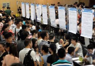 Sinh viên Trung Quốc tại một hội chợ việc làm ở thành phố Tô Châu, phía đông tỉnh Giang Tô của Trung Quốc hôm 25/7/2013. AFP photo