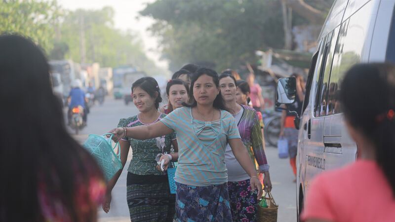 လှိုင်သာယာ စက်မှုဇုန်မှ အလုပ်သမားများအား ၂၀၂၀ ခုနှစ် မတ်လ ၂၆ ရက်နေ့က တွေ့ရစဉ်။ (Photo: RFA)