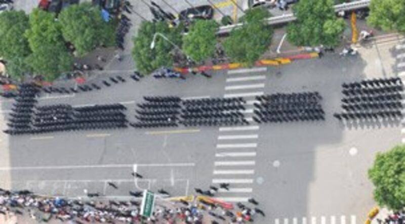 图片: 警员包围市场,并在街头排成方阵。 (中国茉莉花革命网)