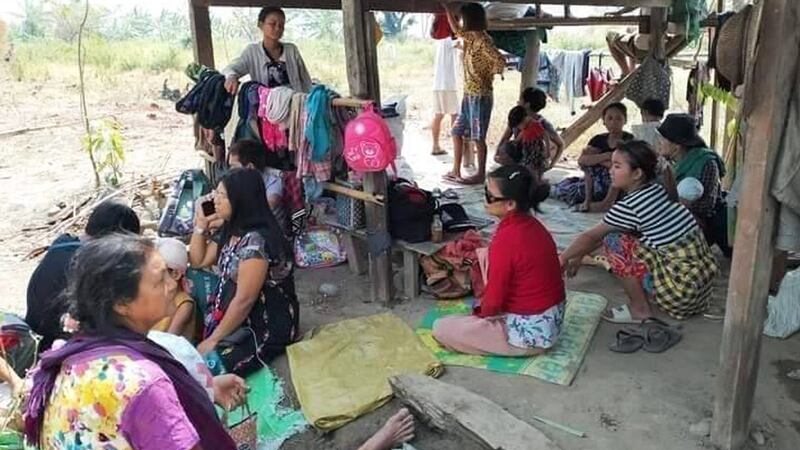ကလေးမြို့ မြောက်ပိုင်းမှ ထွက်ပြေးနေရသည့် စစ်ဘေးဒုက္ခသည်များအား ၂၀၂၃ ခုနှစ်၊ ဧပြီလ ၂ ရက်နေ့က တွေ့ရစဉ်။ (Photo: Citizen Journalist)