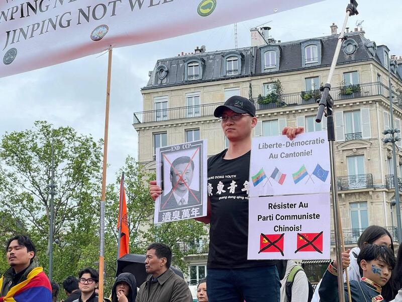 广东独立运动人士刘飞龙参加反对习近平访法的集会（刘飞龙提供）