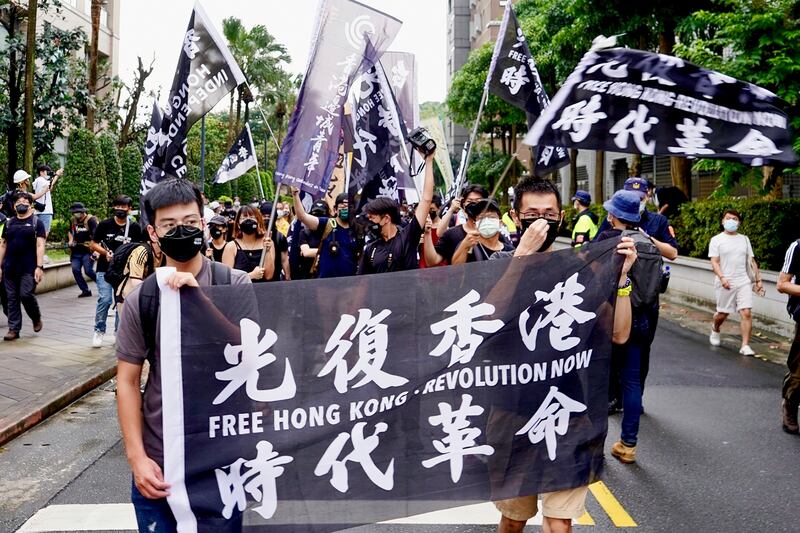 在台港人穿著黑色上衣參加遊行。（淳音 攝）