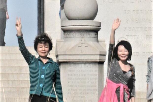 耿潇男(右)、北明(左)2014年春在葛底斯堡(Gettysburg)。(北明提供)