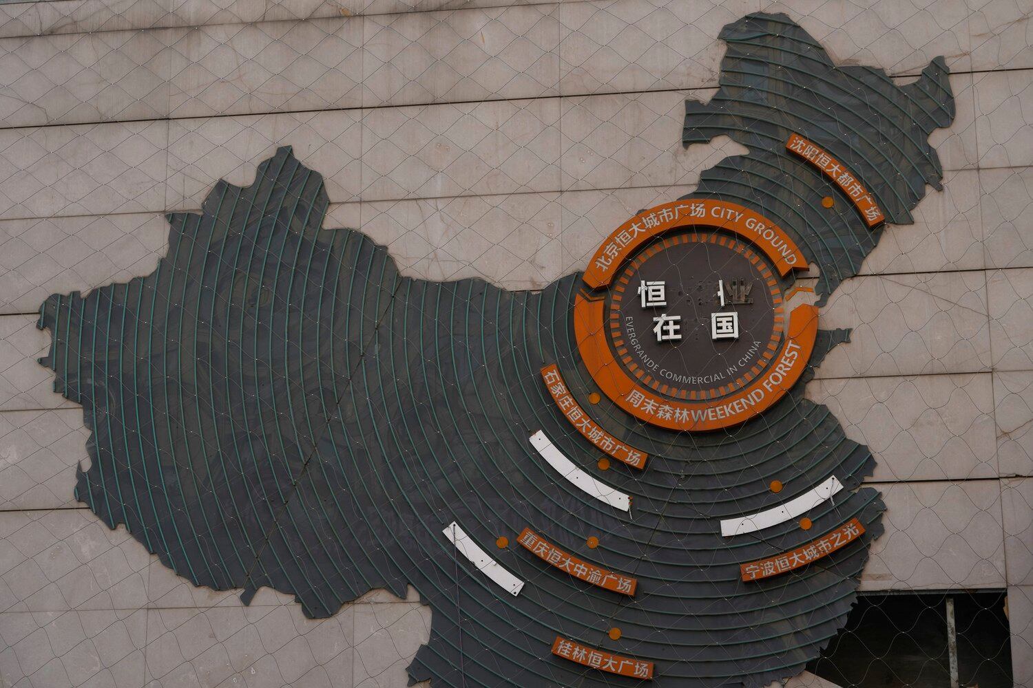 지난 29일, 부분적으로 폐쇄된 베이징 헝다 상업 단지 내 중국 지도에 헝다 부동산 로고 글자가 일부 떨어져 나갔다. 지난 29일 중국 부동산 개발업체인 중국 헝다 그룹은 홍콩 법원으로부터 청산 명령을 받았다.