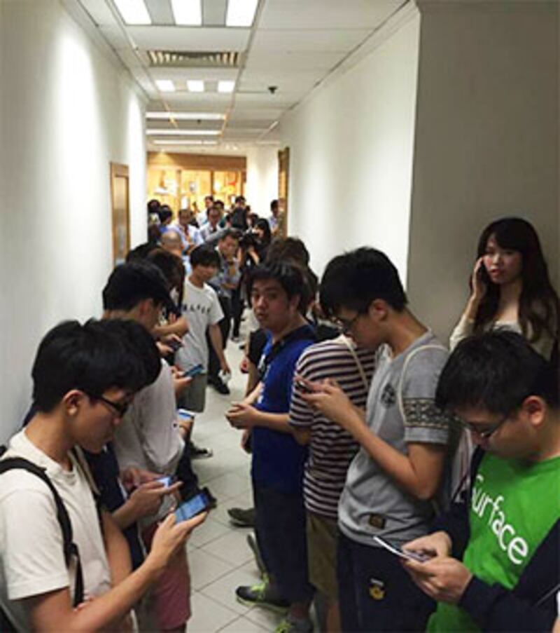 2015年5月14日，數十名同學在會場外，反對諮詢會設在考試日，要求加時。 (來源:浸大學生會臉書，會長授權使用)