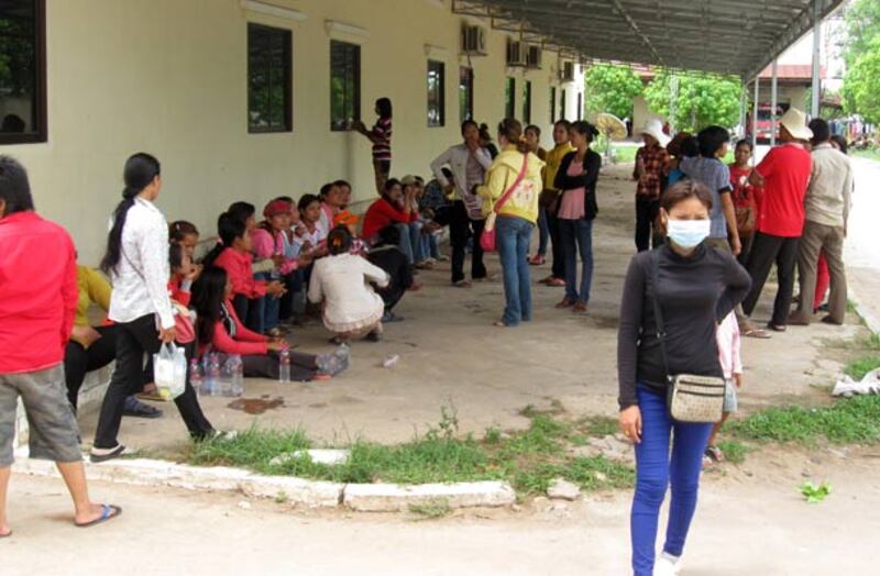 ក្រុម​បុគ្គលិក​ខ្មែរ​នៅ​ហាង​ម៉ាស្សា​កូរ៉េ អាយស៍ស្ប៉ា (Ice Spa) ឈរ​រង់ចាំ​ខាង​ក្រៅ​ស្នងការ​នគរបាល ប្ដឹង​អ្នក​គ្រប់គ្រង​ជនជាតិ​កូរ៉េ នា​ខេត្ត​សៀមរាប នៅ​ថ្ងៃ​ទី២៥ ខែ​ឧសភា ឆ្នាំ​២០១៣។